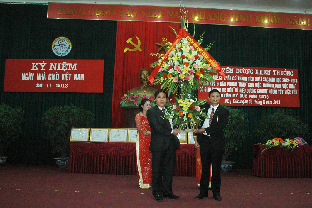 Lễ tuyên dương khen thưởng tập thể cá nhân có thành tích xuất sắc năm học 2012 - 2013