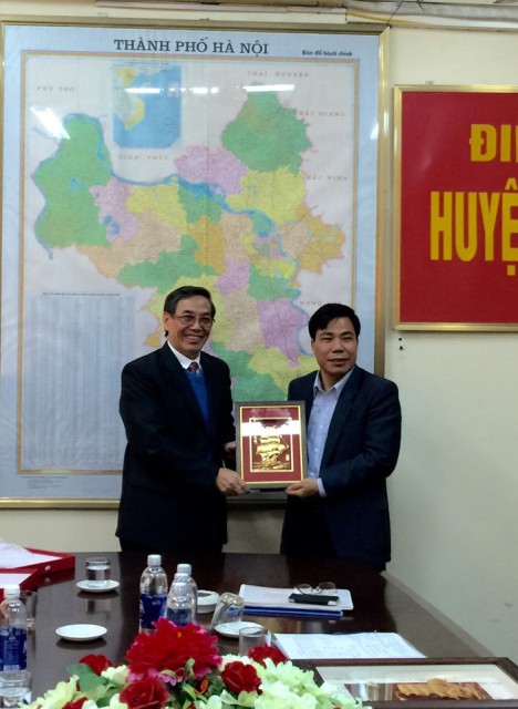 Ông Lê Vinh - Phó Chủ tịch AIC group tặng lưu niệm cho Trưởng phòng GD&ĐT Đặng Văn Viện