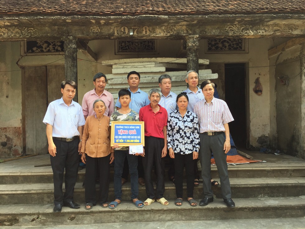 Trường THCS Hồng Sơn quyên góp ủng hộ học sinh nghèo vượt khó học giỏi