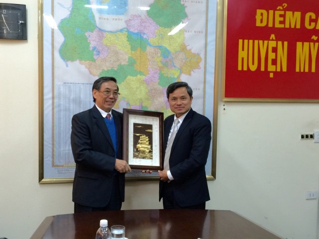Ông Lê Vinh - Phó Chủ tịch AIC group tặng lưu niệm cho Chủ tịch UBND huyện Nguyễn Văn Hoạt