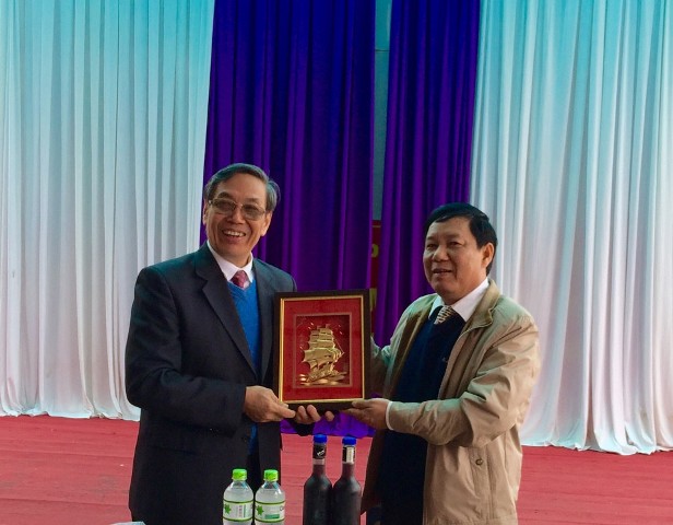 Ông Lê Vinh - Phó Chủ tịch AIC group tặng lưu niệm cho Phó chủ tịch UBND huyện Nguyễn Văn Hậu